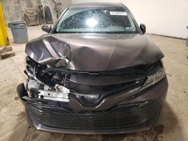 4T1B11HKXJU645293 - 2018 TOYOTA CAMRY L GRAY photo 5