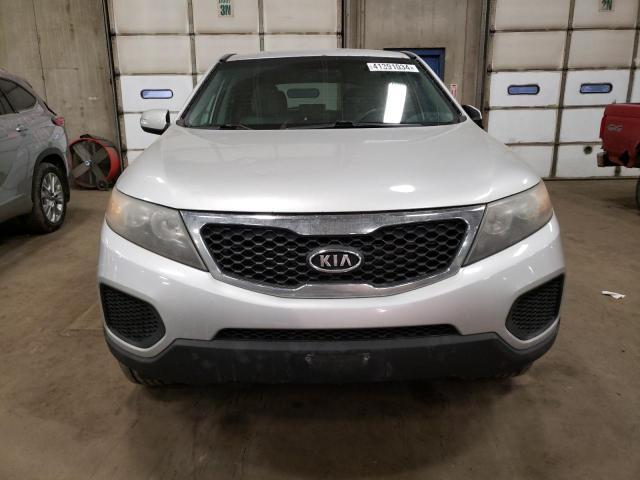 5XYKTCA11BG176822 - 2011 KIA SORENTO BASE GRAY photo 5