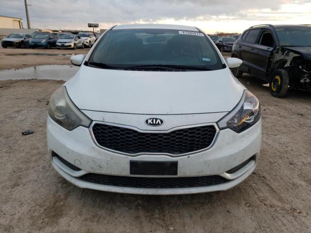 KNAFK4A65G5606449 - 2016 KIA FORTE LX WHITE photo 5