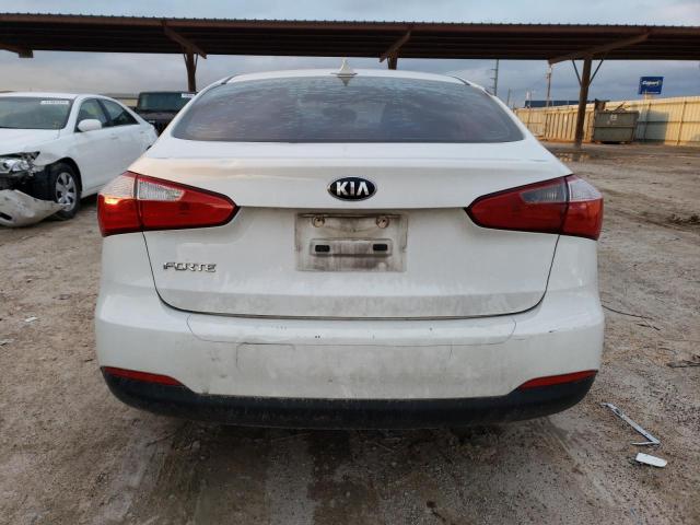 KNAFK4A65G5606449 - 2016 KIA FORTE LX WHITE photo 6