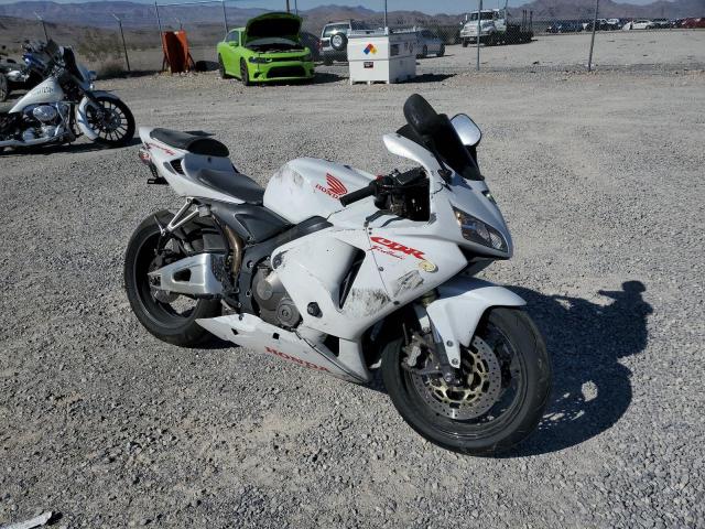 JH2PC37125M201119 - 2005 HONDA CBR600 RR WHITE photo 1