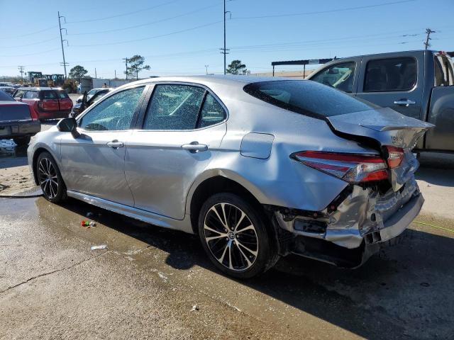 4T1B11HK1JU081033 - 2018 TOYOTA CAMRY L SILVER photo 2