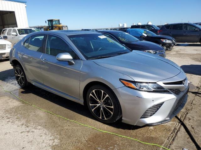 4T1B11HK1JU081033 - 2018 TOYOTA CAMRY L SILVER photo 4