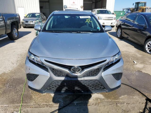 4T1B11HK1JU081033 - 2018 TOYOTA CAMRY L SILVER photo 5