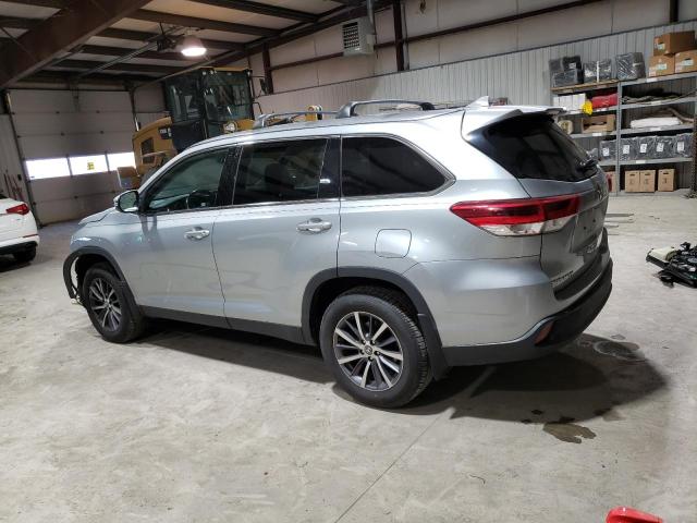 5TDJZRFH5KS920623 - 2019 TOYOTA HIGHLANDER SE SILVER photo 2