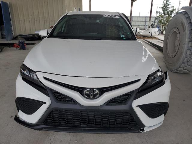 4T1G11AKXPU173167 - 2023 TOYOTA CAMRY SE NIGHT SHADE WHITE photo 5