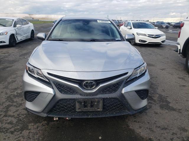 JTNB11HK0J3011433 - 2018 TOYOTA CAMRY L SILVER photo 5