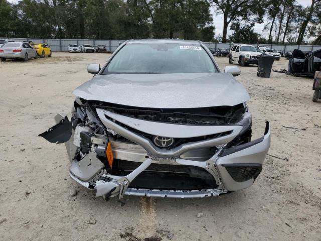 4T1G11AK6MU560410 - 2021 TOYOTA CAMRY SE SILVER photo 5