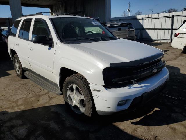 1GNDT13SX52343171 - 2005 CHEVROLET TRAILBLAZE LS WHITE photo 4