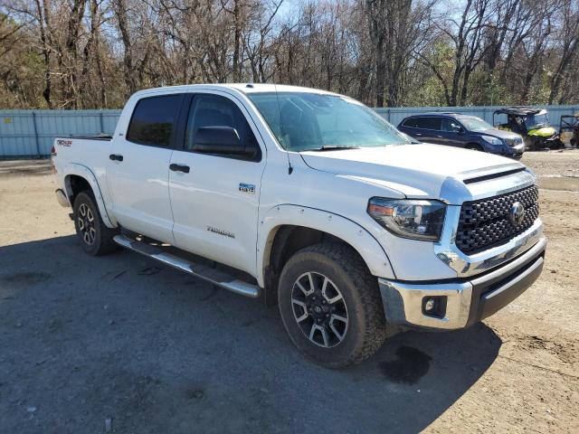 5TFDY5F1XJX687259 - 2018 TOYOTA TUNDRA CREWMAX SR5 WHITE photo 4