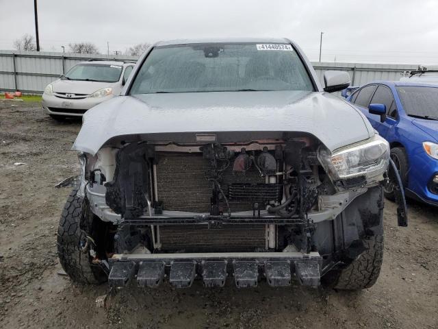 3TMCZ5AN2JM168005 - 2018 TOYOTA TACOMA DOUBLE CAB SILVER photo 5