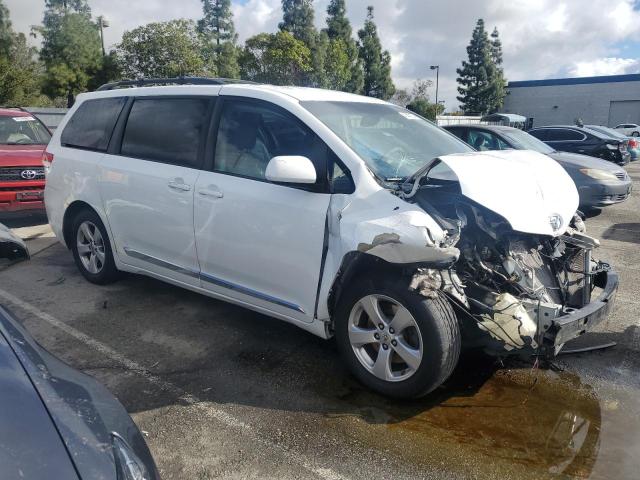 5TDKK3DC8DS388462 - 2013 TOYOTA SIENNA LE WHITE photo 4