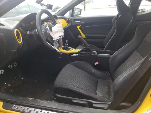 JF1ZNAA13F9707075 - 2015 TOYOTA SCION FR-S ყვითელი ფოტო 7