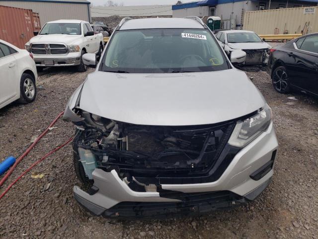 KNMAT2MT8HP531526 - 2017 NISSAN ROGUE S SILVER photo 5