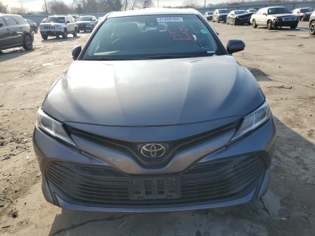 4T1B11HK4JU015057 - 2018 TOYOTA CAMRY L GRAY photo 5