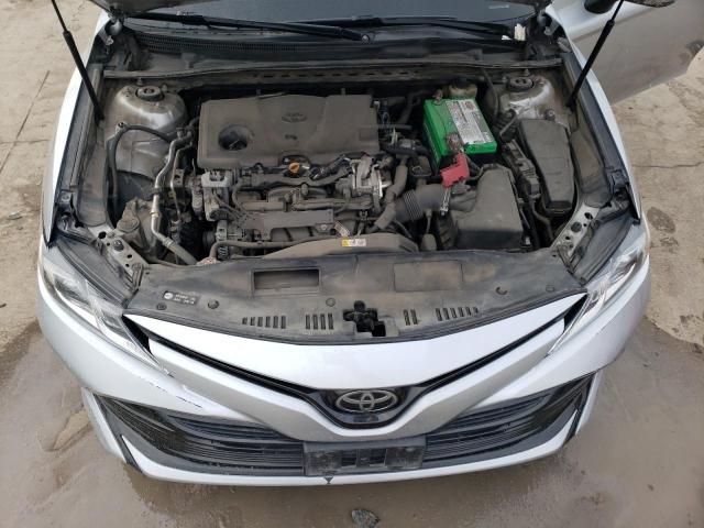 4T1B11HK7JU054712 - 2018 TOYOTA CAMRY L SILVER photo 11