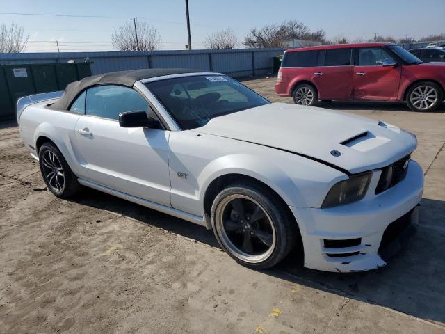 1ZVHT85H465255444 - 2006 FORD MUSTANG GT WHITE photo 4