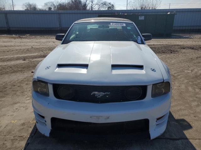 1ZVHT85H465255444 - 2006 FORD MUSTANG GT WHITE photo 5