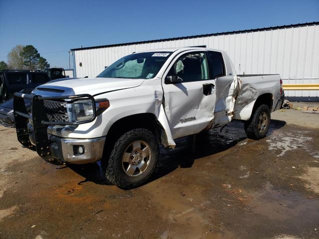 5TFUM5F10JX076300 - 2018 TOYOTA TUNDRA DOUBLE CAB SR/SR5 WHITE photo 1
