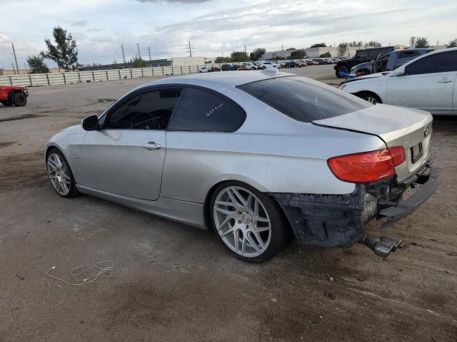 WBAKE3C54BE557712 - 2011 BMW 328 I SILVER photo 2