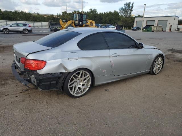 WBAKE3C54BE557712 - 2011 BMW 328 I SILVER photo 3