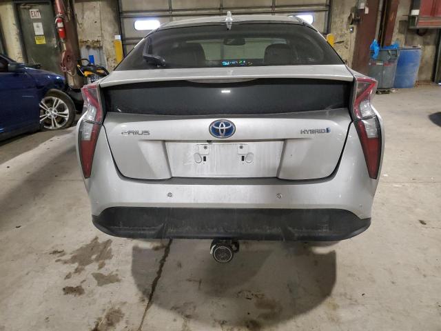 JTDKARFU7J3552163 - 2018 TOYOTA PRIUS SILVER photo 6