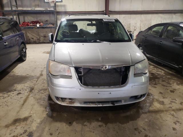 2A4RR4DE5AR322810 - 2010 CHRYSLER TOWN & COU LX WHITE photo 5