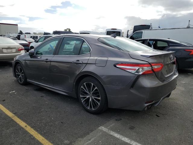 4T1G31AK7LU015860 - 2020 TOYOTA CAMRY SE GRAY photo 2