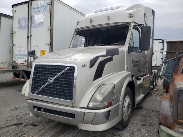 4V4NC9EH9DN567871 - 2013 VOLVO VN VNL GRAY photo 2