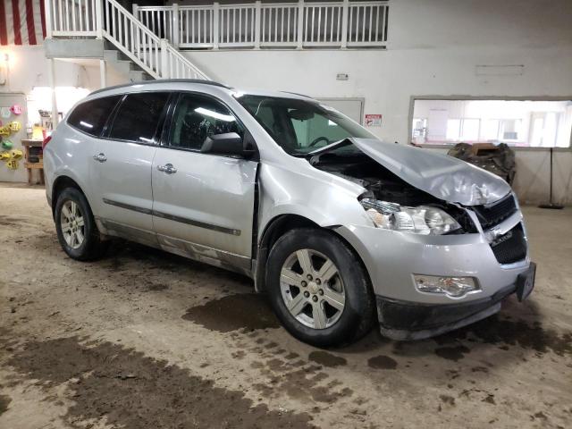 1A041771 - 2009 CHEVROLET TRAVERSE L SILVER photo 4