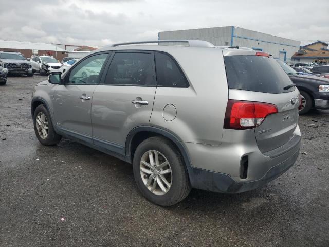 5XYKTDA77FG552763 - 2015 KIA SORENTO LX SILVER photo 2