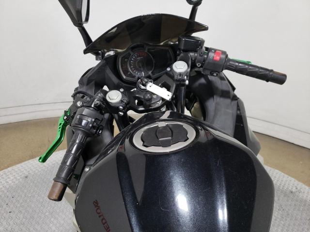 JKAEXKG19KDA23801 - 2019 KAWASAKI EX400 BLACK photo 7