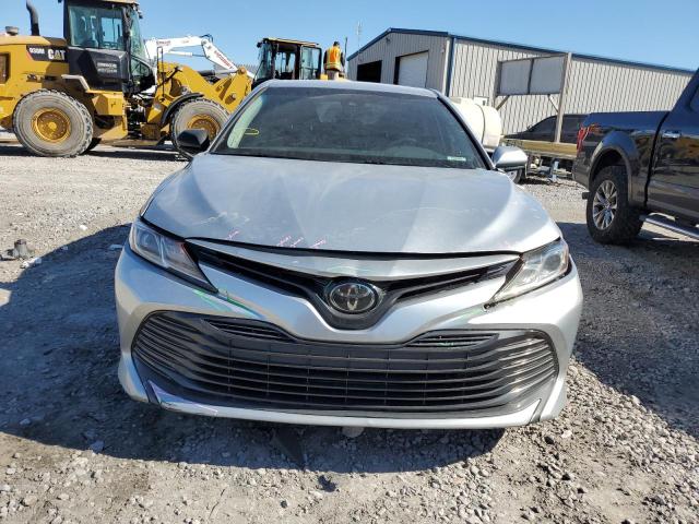 4T1B11HK5JU622651 - 2018 TOYOTA CAMRY L SILVER photo 5