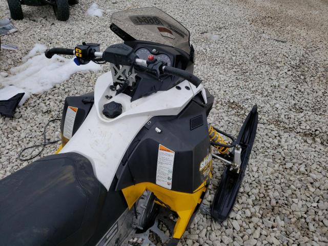 2BPSUEBB6BV000769 - 2011 SKI DOO SNOWMOBLIE TWO TONE photo 5