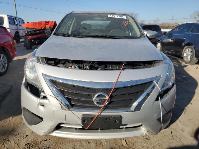 3N1CN7AP1JK430796 - 2018 NISSAN VERSA S GRAY photo 5