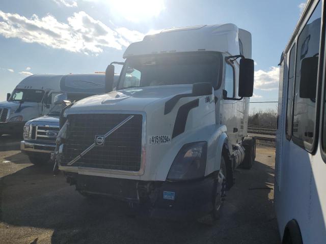 4V4NC9EG8EN159886 - 2014 VOLVO VN VNL WHITE photo 2