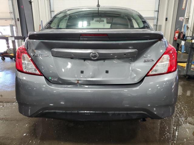 3N1CN7AP1JL865568 - 2018 NISSAN VERSA S GRAY photo 6