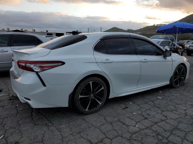 4T1B61HK6JU030340 - 2018 TOYOTA CAMRY XSE WHITE photo 3