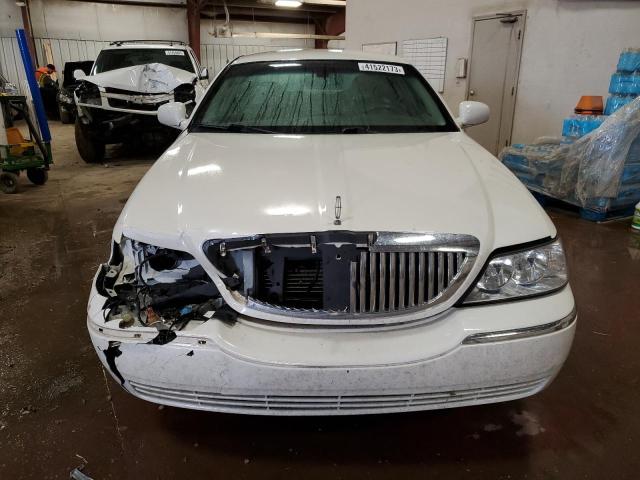 1LNHM81W84Y674277 - 2004 LINCOLN TOWN CAR EXECUTIVE WHITE photo 5