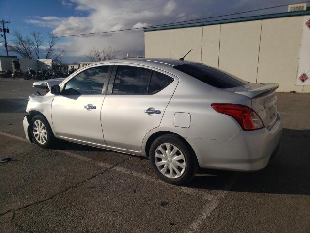 3N1CN7APXJK439044 - 2018 NISSAN VERSA S SILVER photo 2