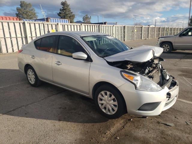 3N1CN7APXJK439044 - 2018 NISSAN VERSA S SILVER photo 4