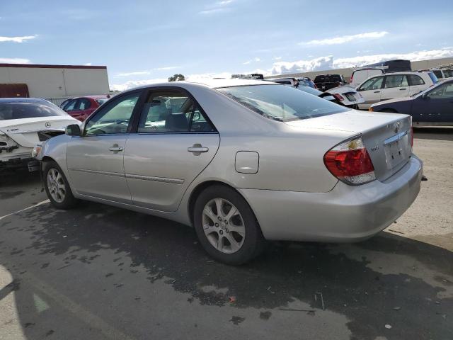 4T1BE30K05U582979 - 2005 TOYOTA CAMRY LE SILVER photo 2