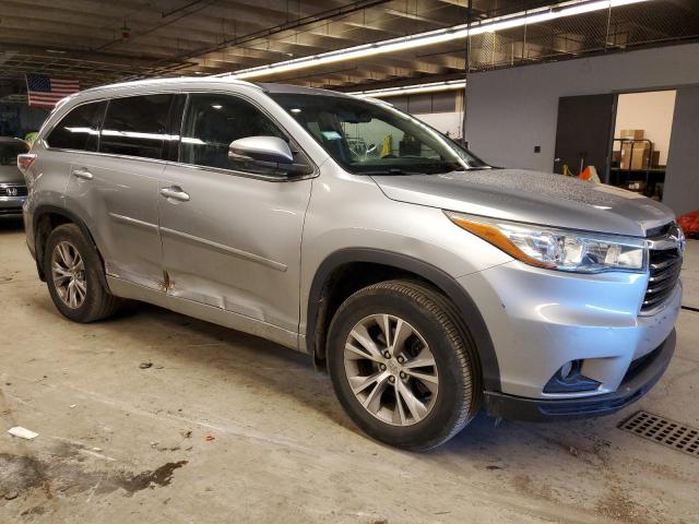 5TDJKRFH3FS138881 - 2015 TOYOTA HIGHLANDER XLE 银色 照片 4