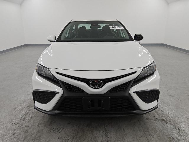 4T1G11AK0RU909228 - 2024 TOYOTA CAMRY SE NIGHT SHADE WHITE photo 5