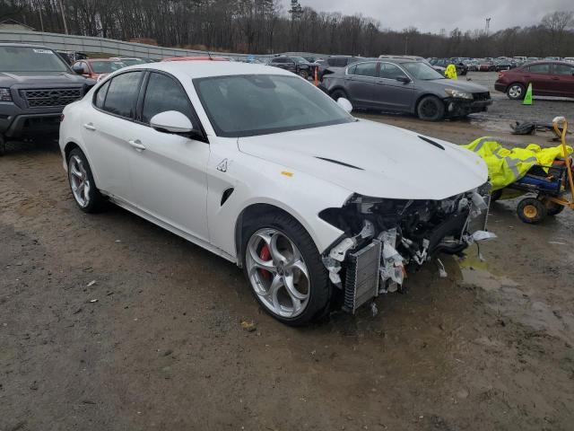 ZARFAMEV7K7606835 - 2019 ALFA ROMEO GIULIA QUADRIFOGLIO WHITE photo 4