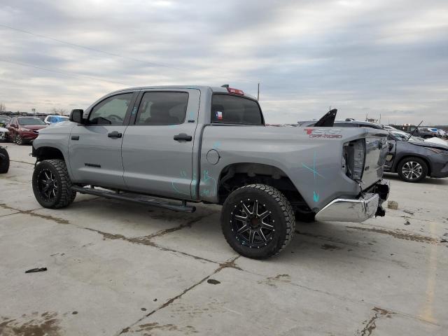 5TFDY5F14LX881207 - 2020 TOYOTA TUNDRA CRE GRAY photo 2