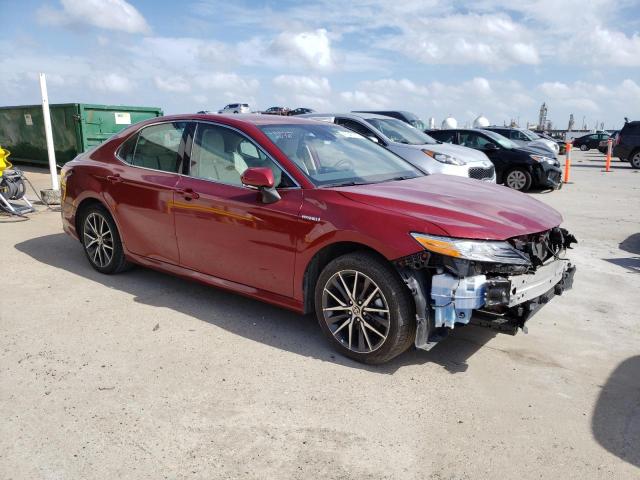 4T1F31AK5MU560114 - 2021 TOYOTA CAMRY XLE MAROON photo 4