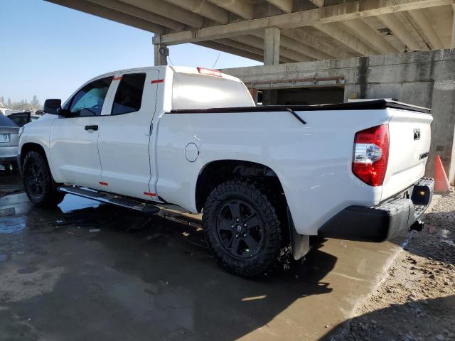 5TFRM5F11JX127020 - 2018 TOYOTA TUNDRA DOUBLE CAB SR/SR5 WHITE photo 2