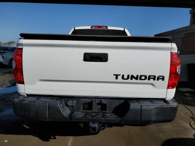 5TFRM5F11JX127020 - 2018 TOYOTA TUNDRA DOUBLE CAB SR/SR5 WHITE photo 6