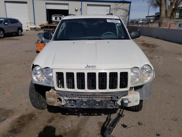 1J4GR48K85C634920 - 2005 JEEP GRAND CHER LAREDO WHITE photo 5